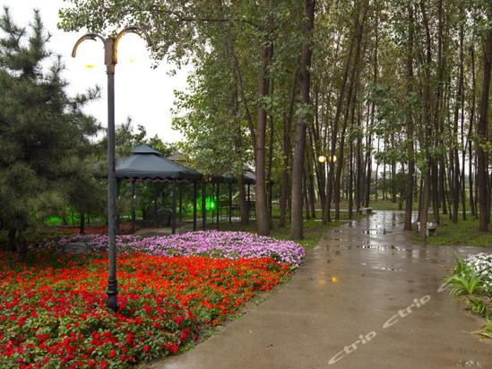 北京拉斐特城堡酒店湖畔烧烤区