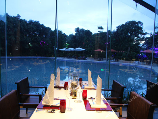 深圳隐秀山居酒店池畔烧烤餐厅