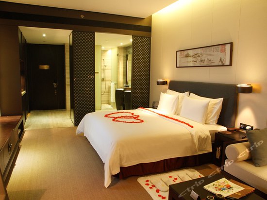 深圳隐秀山居酒店豪华行政复式套房情人节套餐房型