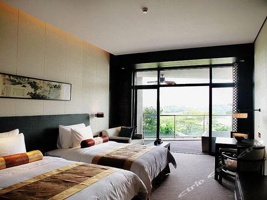 深圳隐秀山居酒店豪华双床房